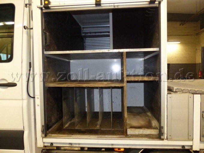 Schrank links geöffnet