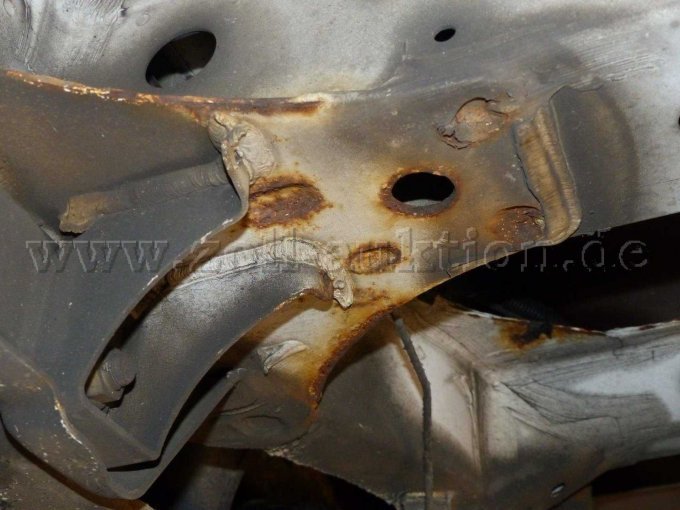 Achsträger mit Korrosion - hier Ansicht hinten