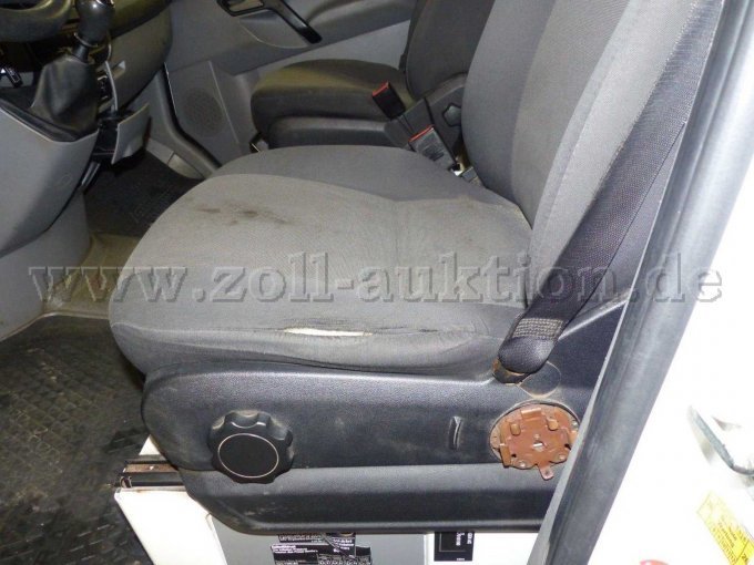 Sitze vorne - beide schadhaft, hier Fahrersitz