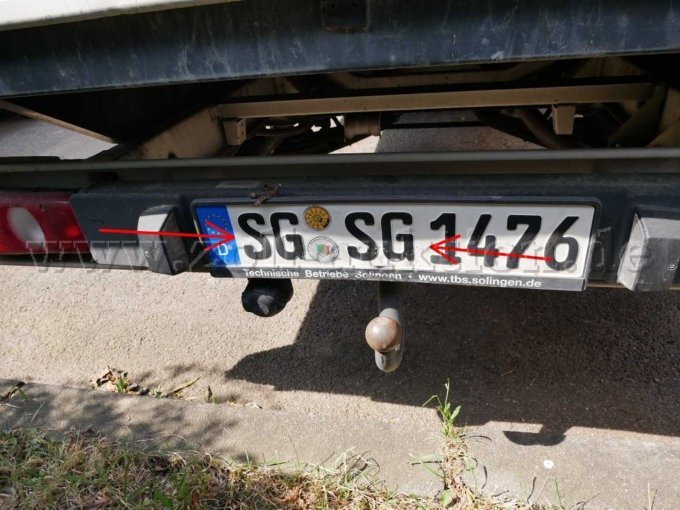 Kennzeichen dahinter liegender Träger eingedrückt/deformiert