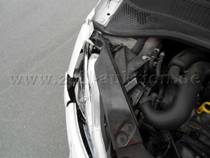 Unfallschaden, geöffnete Motorhaube