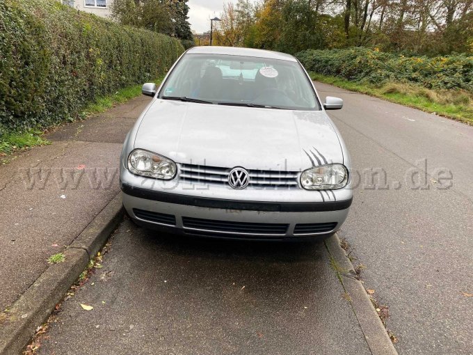 Fahrzeug Front, Motorhaube mit Steinschlägen evtl. schon nachlackiert.