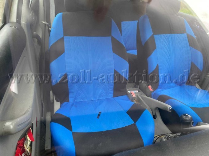 Innenraum vorne. Mittelkonsole ist nicht mehr vorhanden.