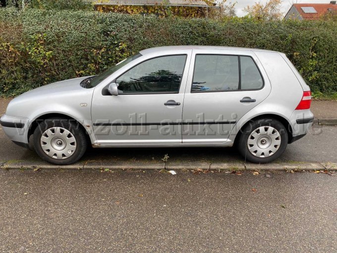 Fahrerseite, Rost an Schweller und Kotflügel. Kratzer und Dellen vorhanden.