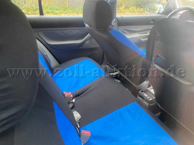 Innenraum hinten. Sitzbezüge auf der Sitz- und Rückenfläche vorhanden.