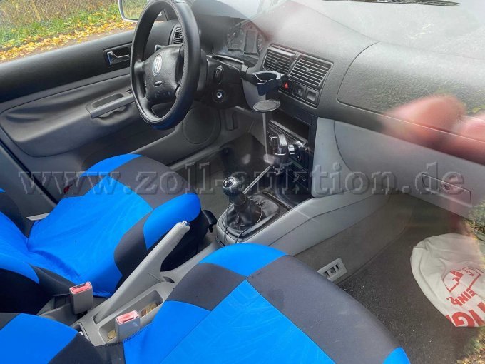 Innenraum front. Beide Sitze mit Bezügen. Handyhalterung und Getränkehalter sichtbar.