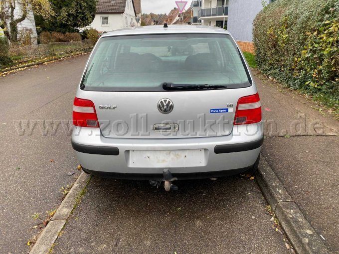 Fahrzeug Heck, Rost, Kratzer und Dellen vorhanden.