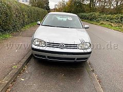 Fahrzeug Front, Motorhaube mit Steinschlägen evtl. schon nachlackiert.