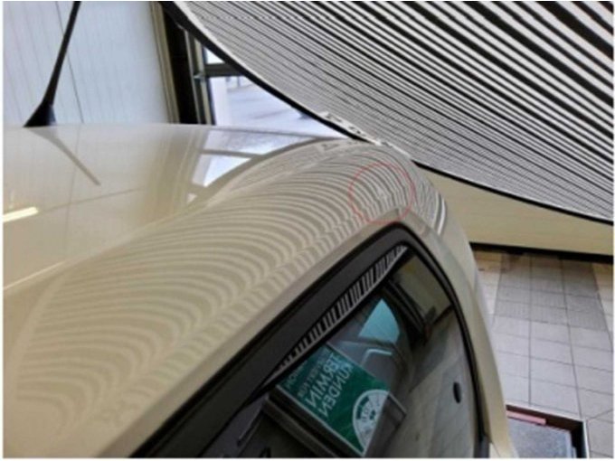 Kleine Delle am linken Dachholm