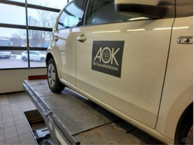 Fahrzeug-Beklebung Tür vorne rechts (AOK-Logo)