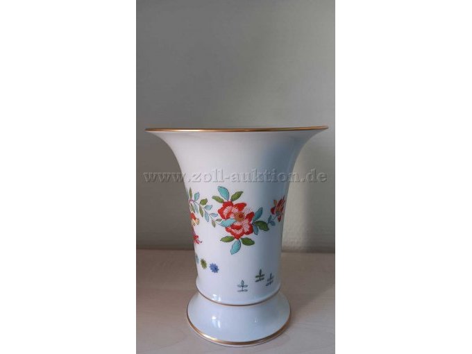 Seitliche Vasenansicht mit roten Blumen