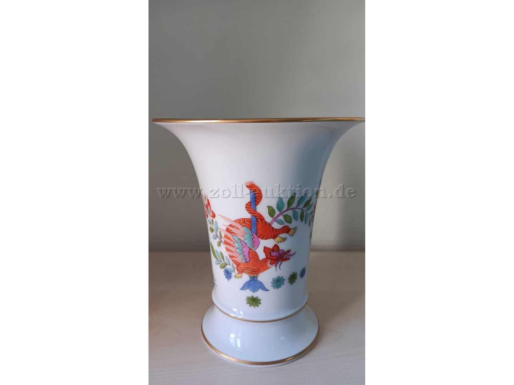 Seitliche Vasenansicht mit rotem Drachen