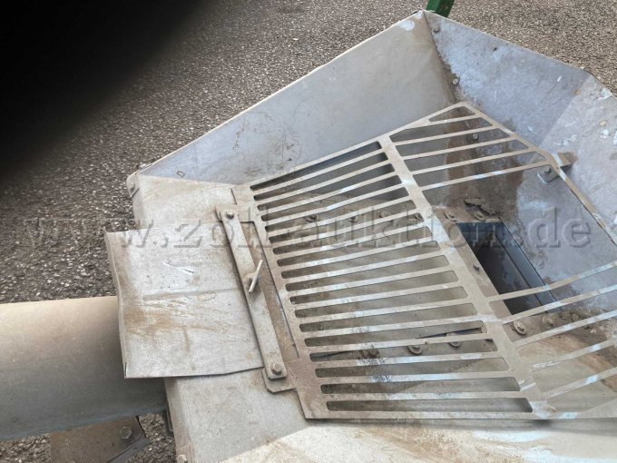 Aufgabetrichter mit kontrollierbarer Materialzufuhr  und Grobsieb