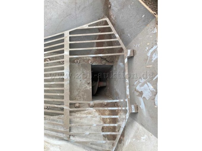 Aufgabetrichter mit kontrollierbarer Materialzufuhr  und Grobsieb