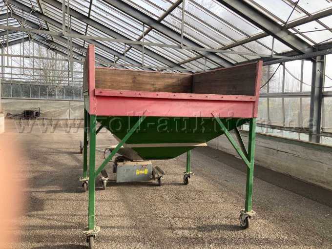 Aufgabebunker auf Rädern von der Zufahrtseite