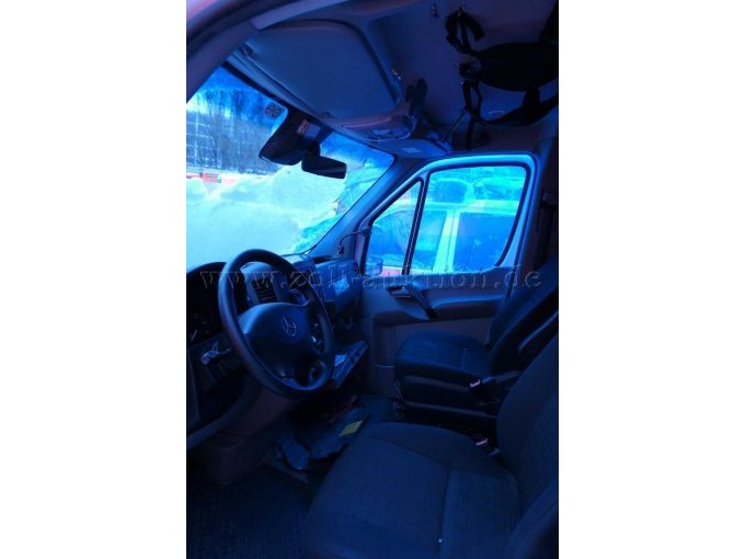 Ansicht durch die geöffnete Fahrertür