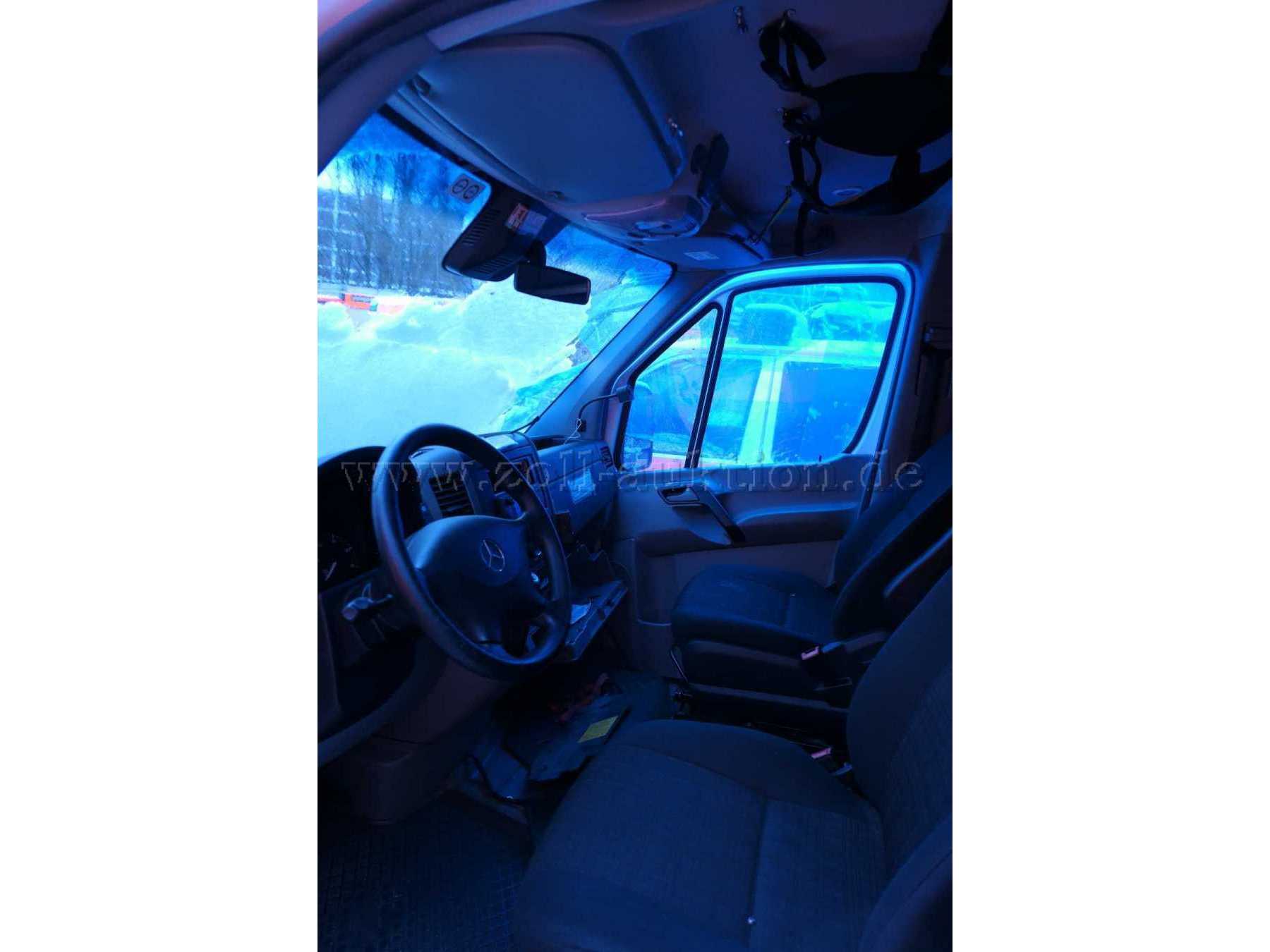 Ansicht durch die geöffnete Fahrertür