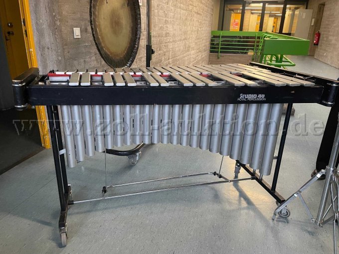 Vibraphon RVP 3030 Komplettansicht von hinten mit Gestell und Resonanzkörper