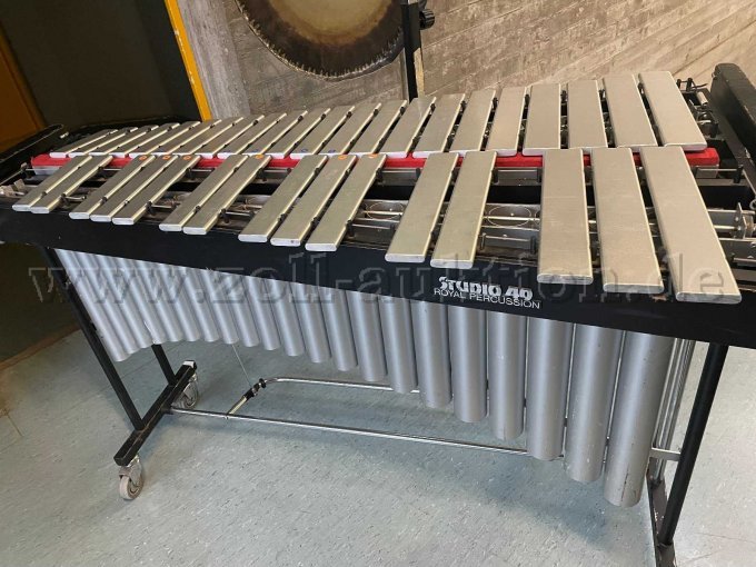 Vibraphon RVP 3030 Ansicht auf die Klangplatten und Resonanzkörper