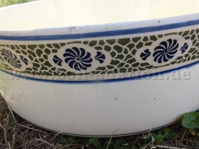 Detailaufnahmeumlaufende Band mit den blau-grünen, stilisierten Blütenrad-Motiven