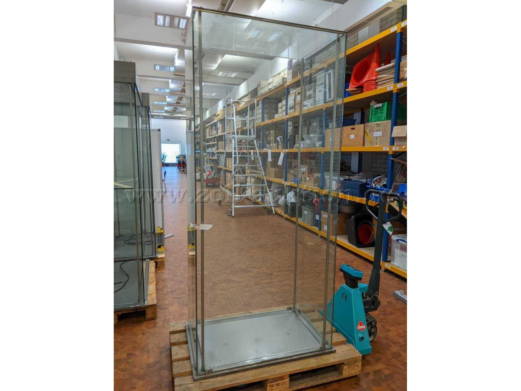 Gesamtansicht Vitrine Nr. 8