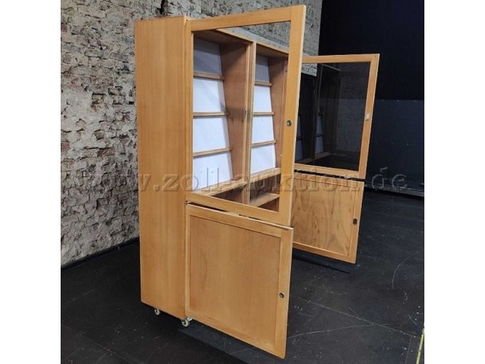 Holzvitrine mit Plexiglasscheiben, seitliche Ansicht, geöffnete Türen