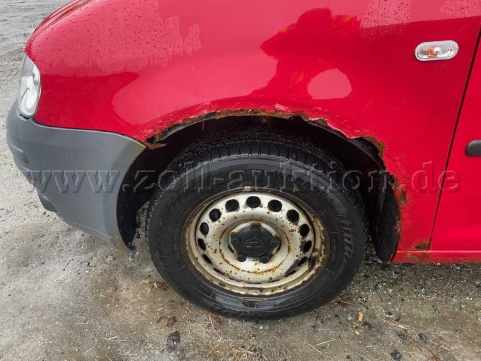 Radkasten und Reifen links vorne