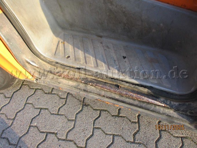 Korrosion und Beschädigung Einstieg vorn rechts.