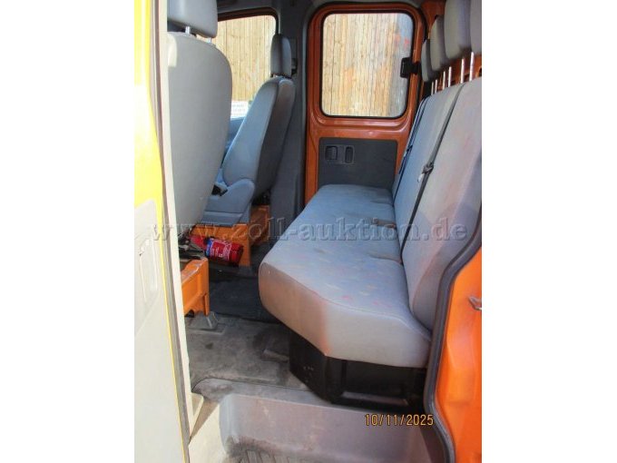 hintere Sitzbank Innenraum.
Fußboden stark verschlissen Innenraum verschlissen.