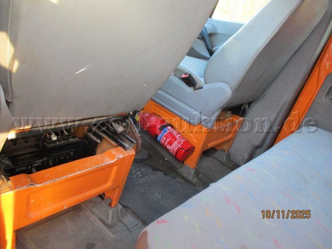 Innenraum mit Halterung Feuerlöscher