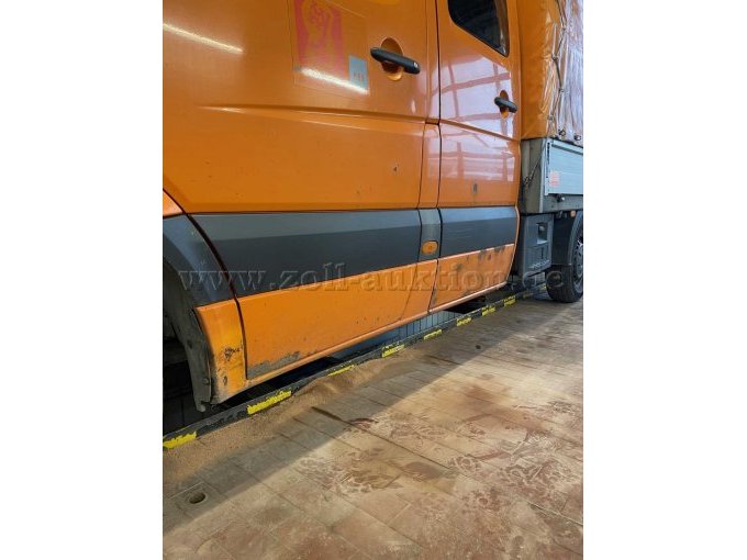 Fahrertür und Schwelle