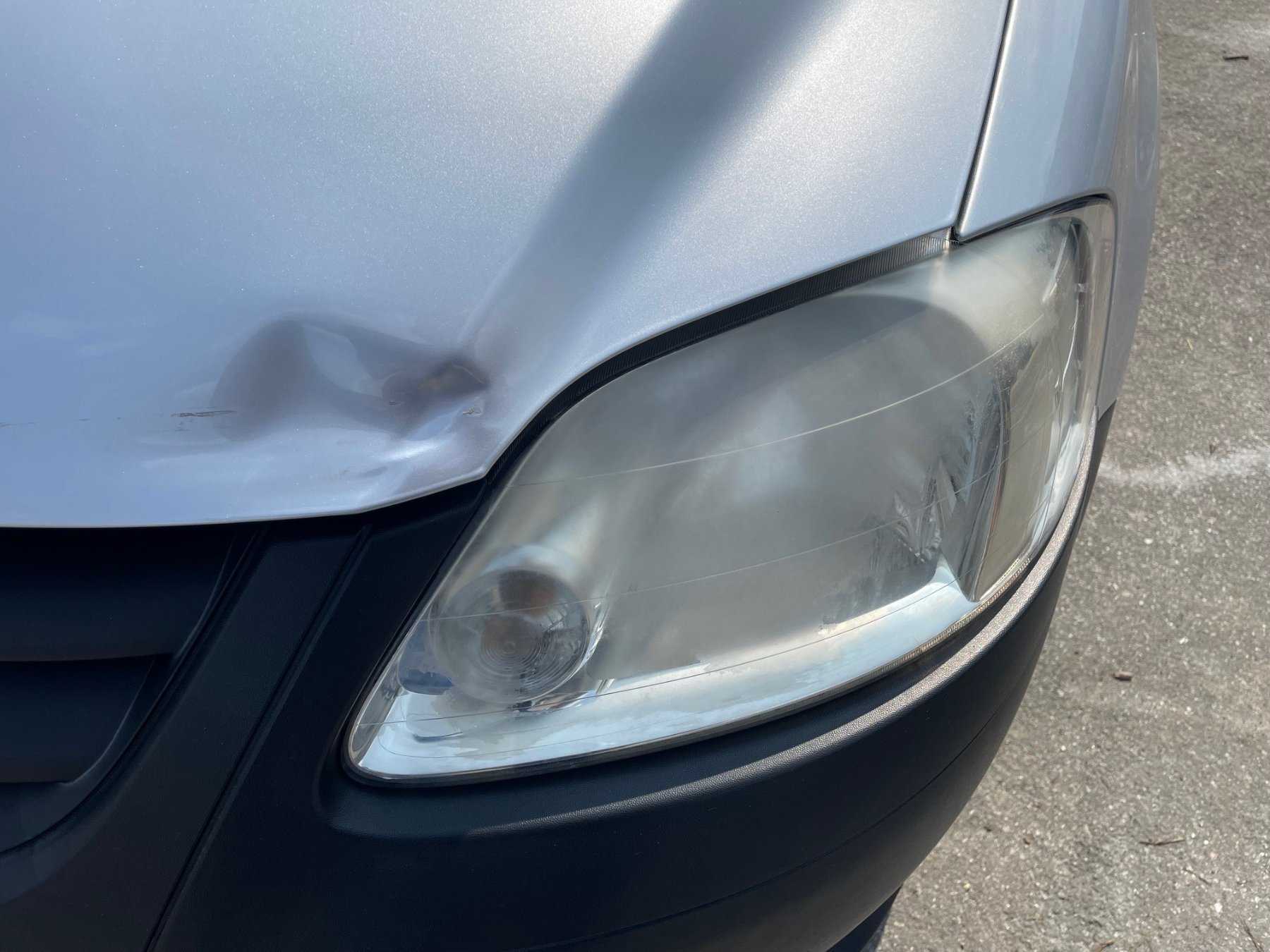 Motorhaube und Scheinwerfer