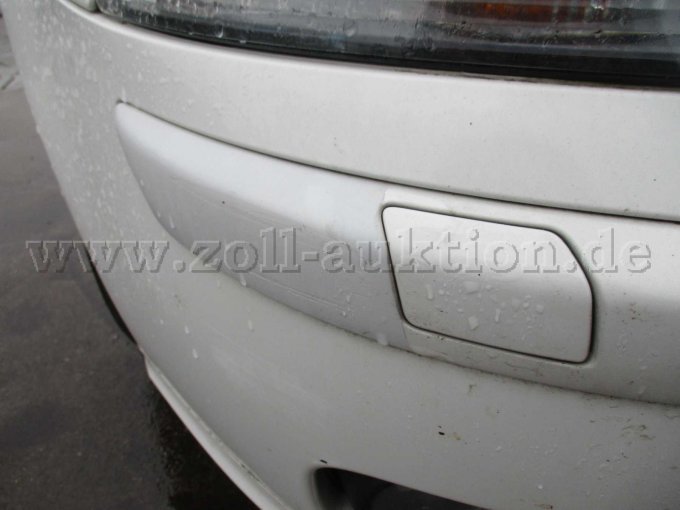 Beschädigung Stoßstange vorn und andersfarbige Lackierung