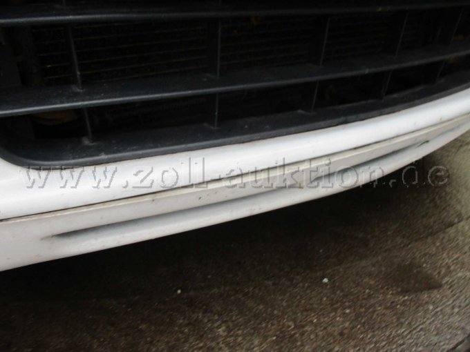 Beschädigung an vorderer Stoßstange