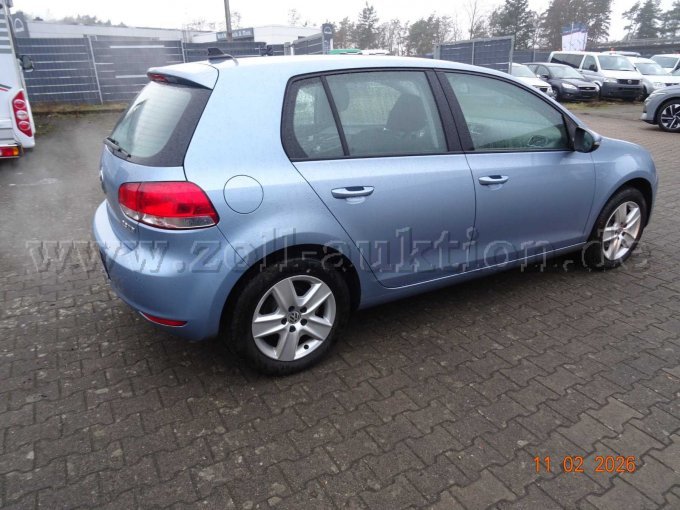 seitlich rechts hinten