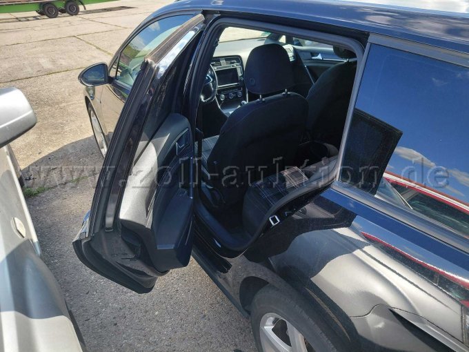 geöffnete hintere Tür Fahrerseite