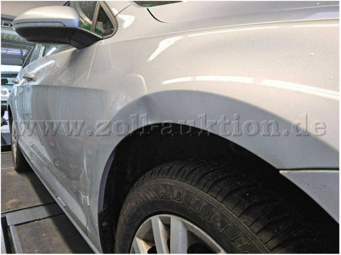 Kotflügel vorne rechts, deformiert, instandsetzen und lackieren mit Lackaufbau