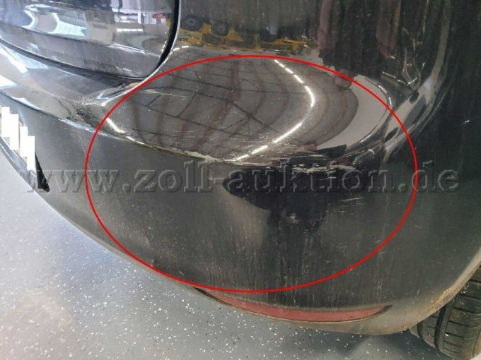 Stoßfänger hinten rechts verschrammt und verformt