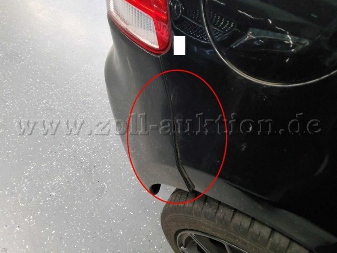 Stoßfänger hinten rechts verschrammt und verformt