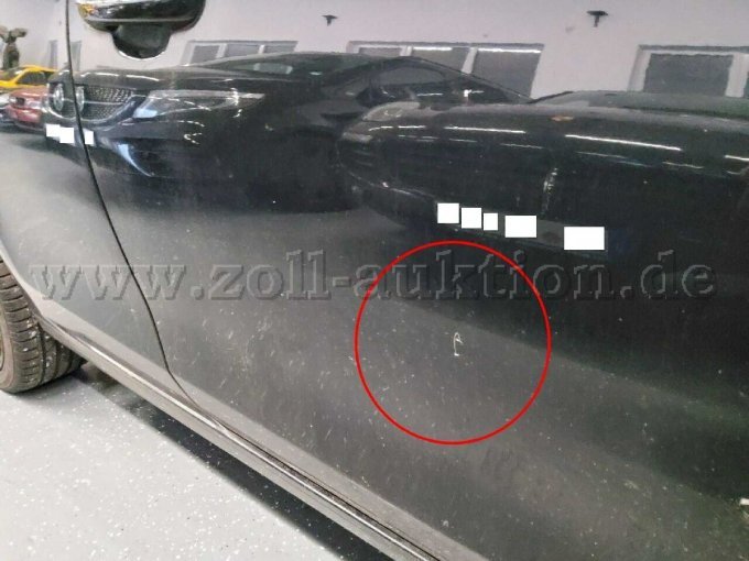 Tür vorne rechts verkratzt