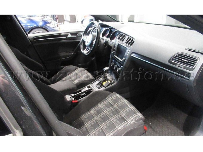 Innenraum vorne von rechts