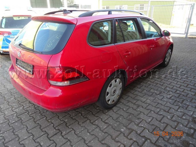 seitlich rechts hinten