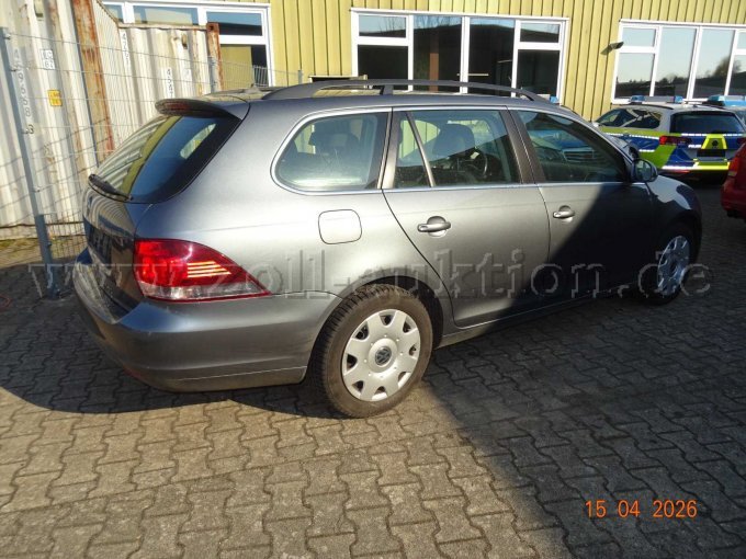 seitlich rechts hinten