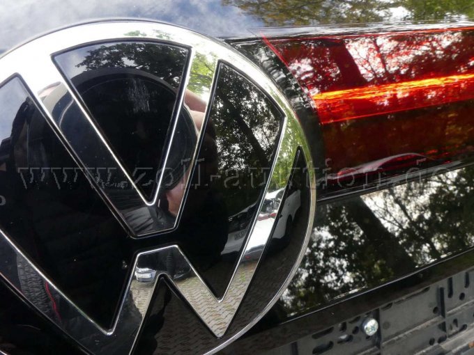 Kratzer Schrammen VW-Emblem Heckklappe