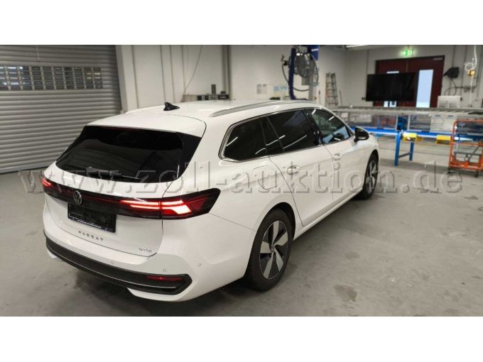 Fahrzeug hinten und Seitenansicht Beifahrerseite