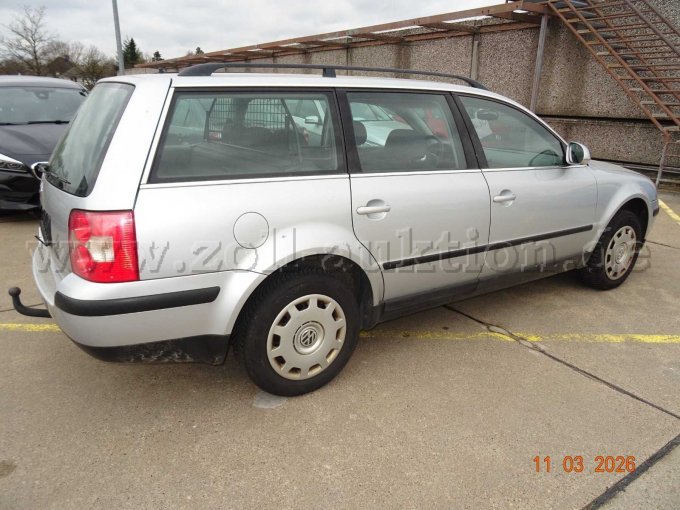 seitlich rechts hinten