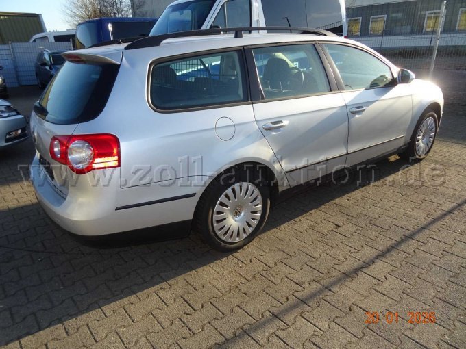 seitlich rechts hinten