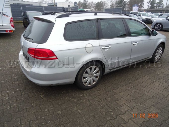 seitlich rechts hinten