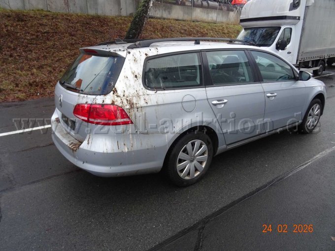 seitlich rechts hinten