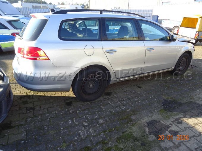 seitlich rechts hinten